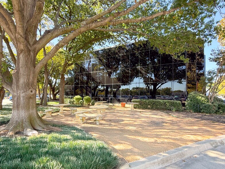 1345 River Bend Dr, Dallas, TX à louer - Photo du bâtiment - Image 1 de 19