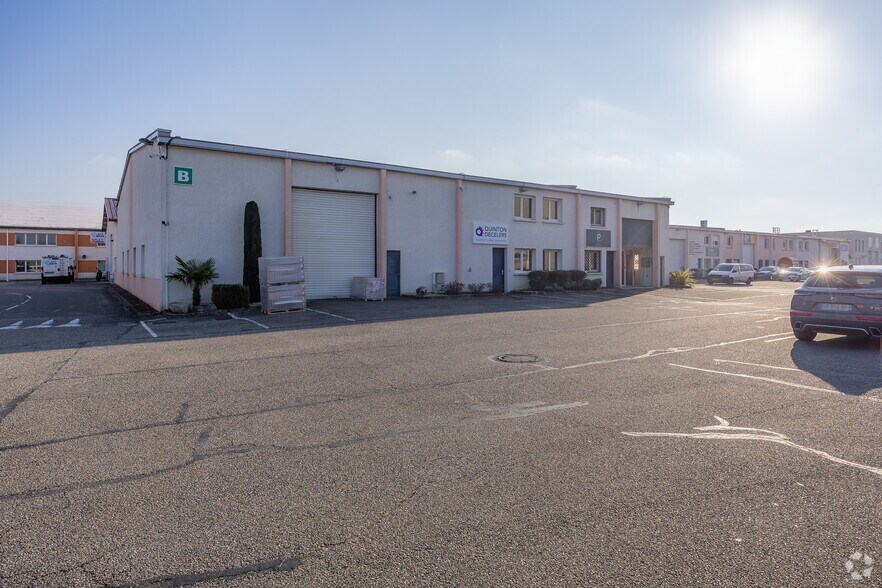 Flex dans Décines-Charpieu à louer - Photo du bâtiment - Image 2 de 24