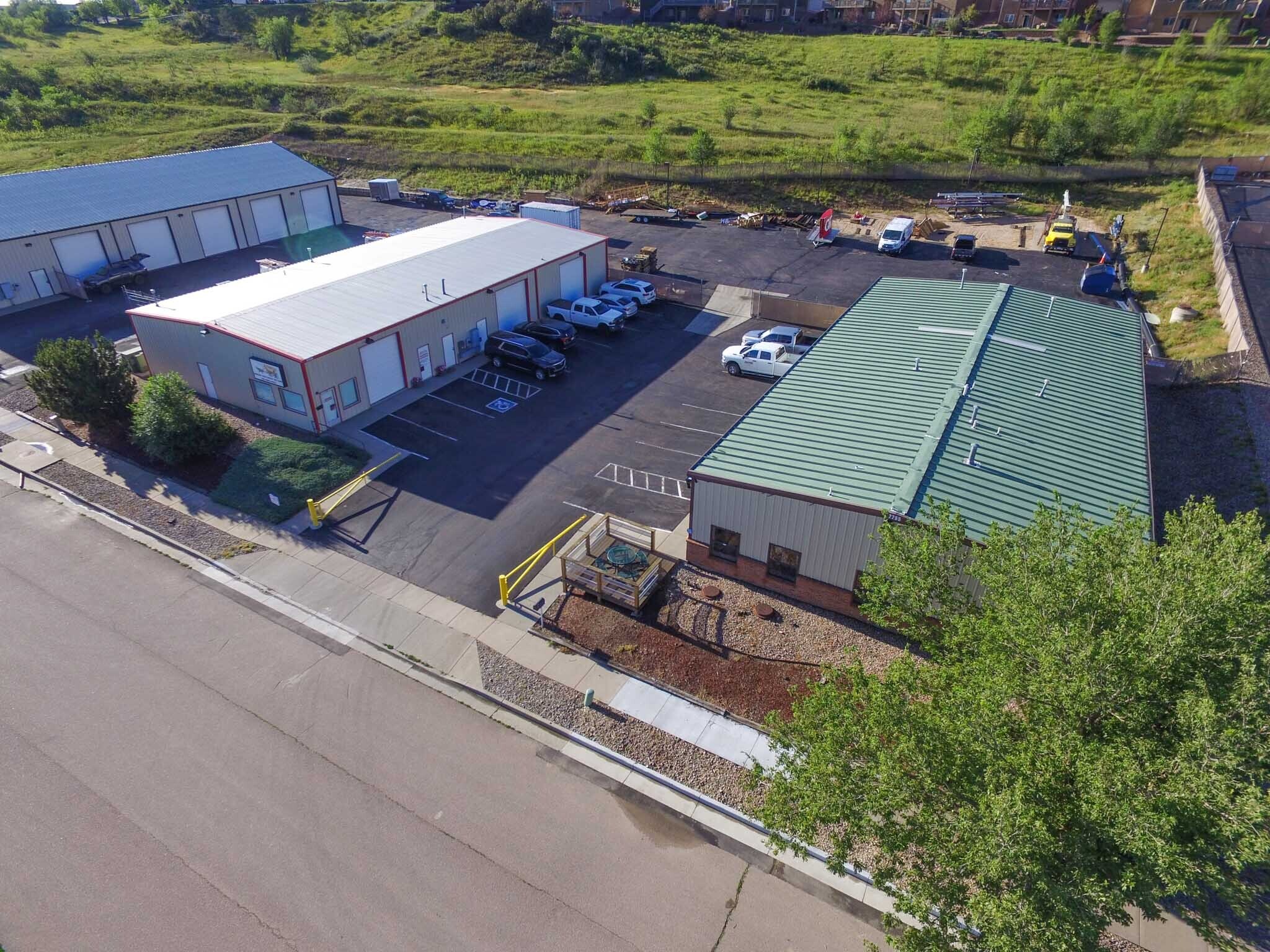 2235-2255 Spectra Dr portefeuille de 2 propriétés à vendre sur LoopNet.ca Photo du bâtiment- Image 1 de 10
