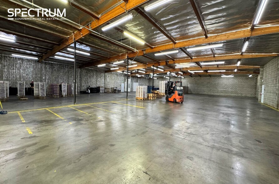 7727-7729 Burnet Ave, Van Nuys, CA à louer - Photo du bâtiment - Image 2 de 10