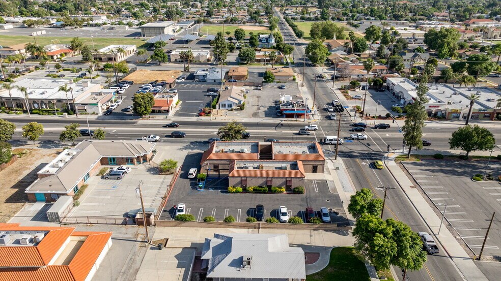 910 E Florida Ave, Hemet, CA à vendre - Photo du bâtiment - Image 2 de 11