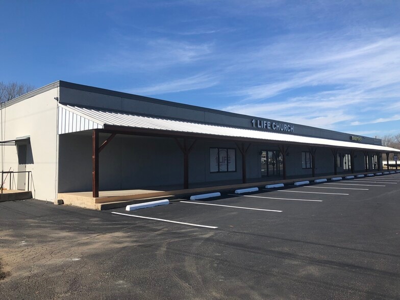1605-1611 N Main St, Cleburne, TX for lease - Building Photo - Image 3 of 14