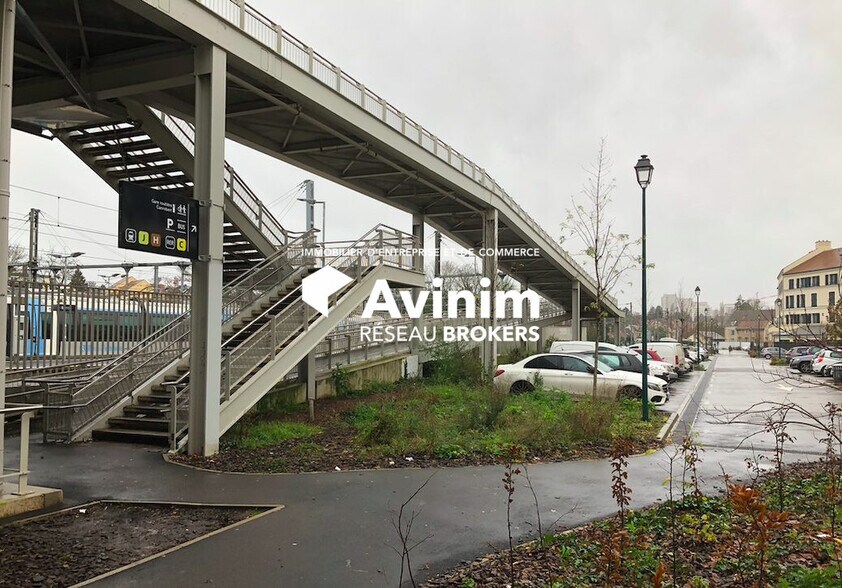 Flex dans Pontoise à louer - Photo du bâtiment - Image 3 de 4