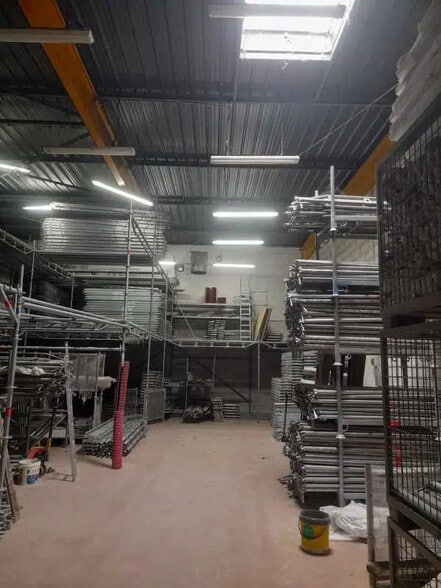 Flex in Bobigny for lease - Interior Photo - Image 1 of 2