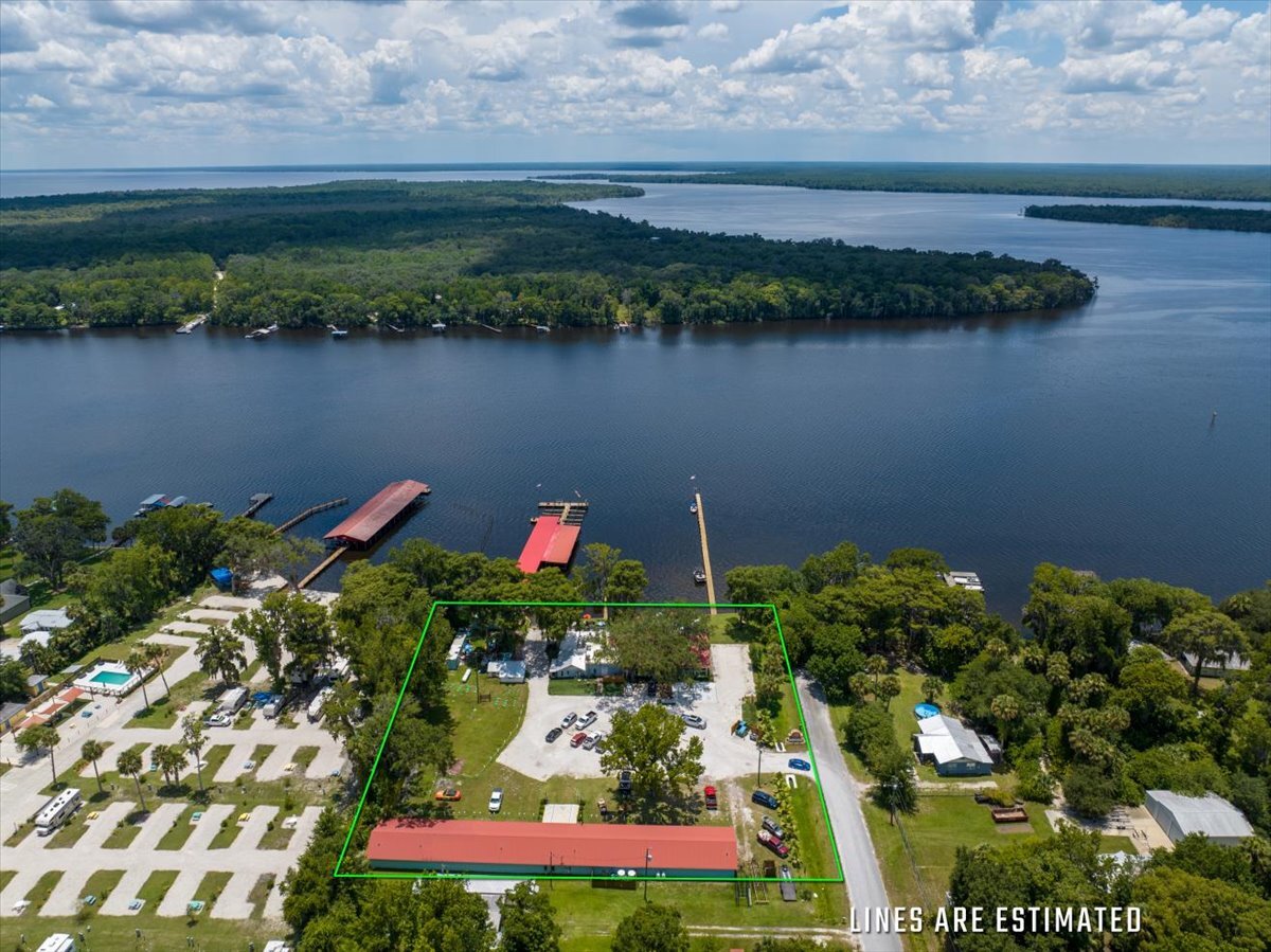 Marina, Hotel, and Bar & Grill portefeuille de 3 propriétés à vendre sur LoopNet.ca Photo du bâtiment- Image 1 de 46