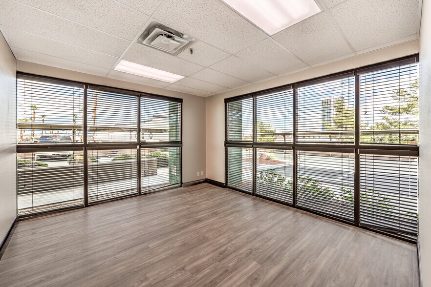 4270 S Decatur Blvd, Las Vegas, NV à louer - Photo du bâtiment - Image 3 de 12