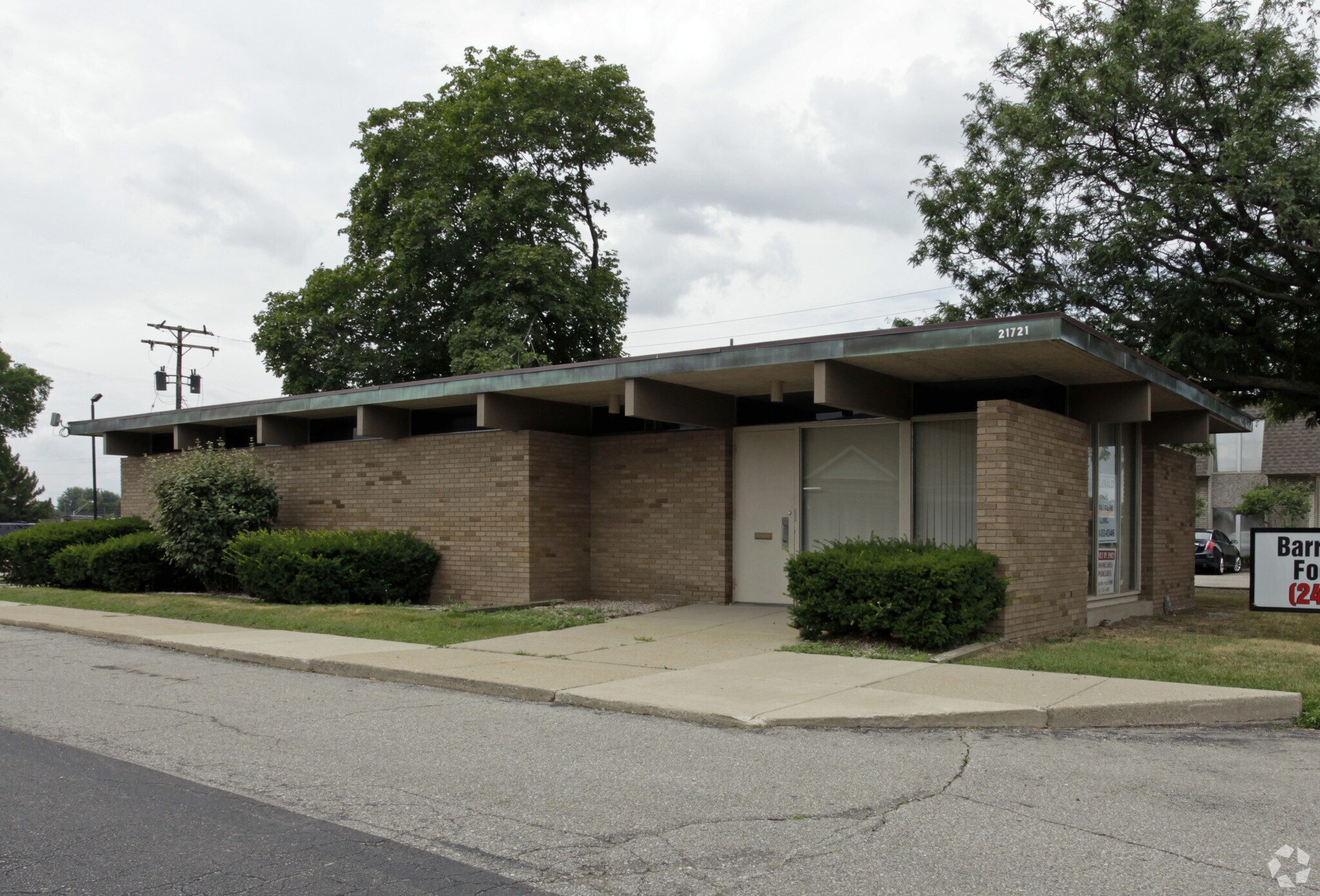 21721 W 11 Mile Rd, Southfield, MI à louer Photo du bâtiment- Image 1 de 2