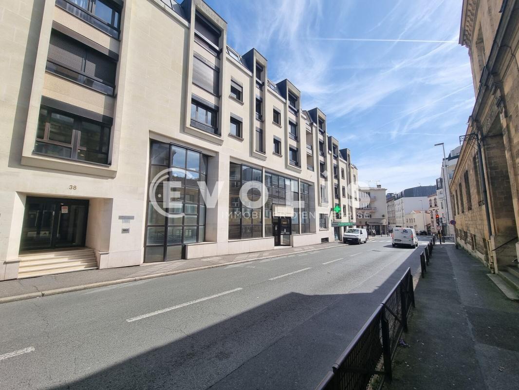 Office in Le Kremlin-Bicêtre for lease Building Photo- Image 1 of 12