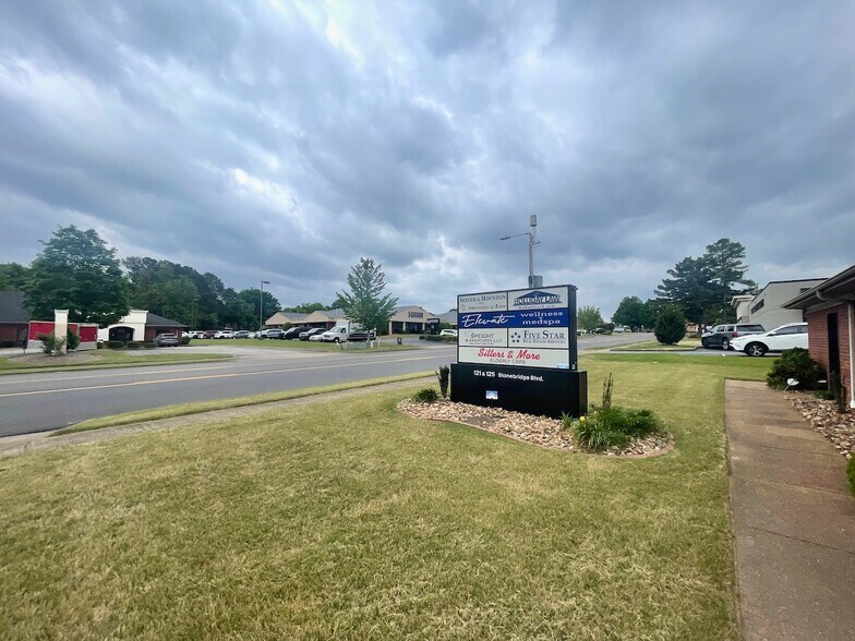 121 Stonebridge Blvd, Jackson, TN à louer - Photo du bâtiment - Image 3 de 12