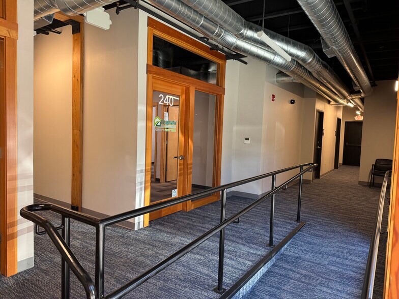 202 E Historic Columbia River Hwy, Troutdale, OR à louer - Photo du bâtiment - Image 2 de 12