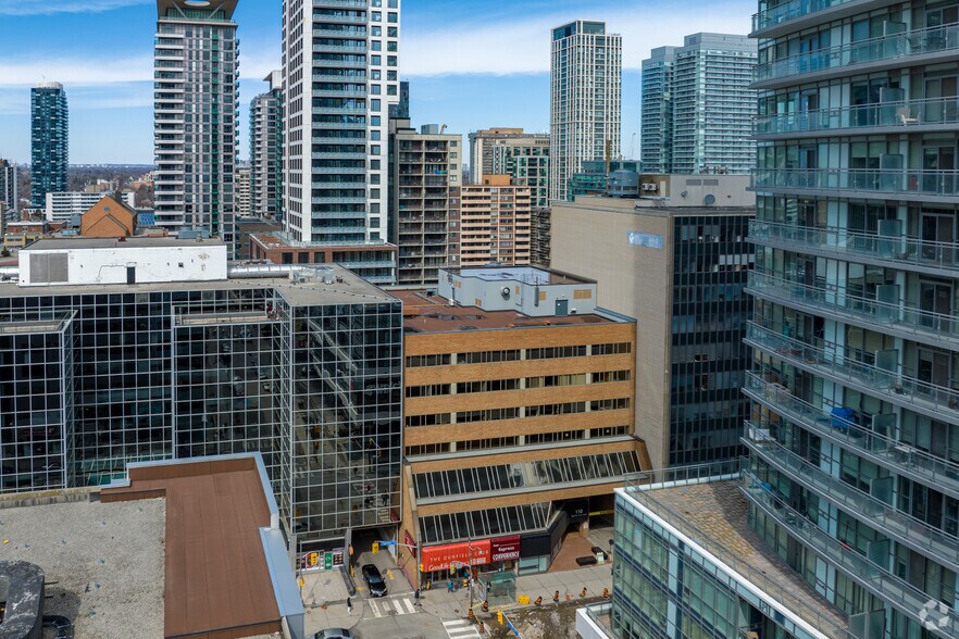 110 Eglinton Ave E, Toronto, ON à louer - Aérien - Image 3 de 3