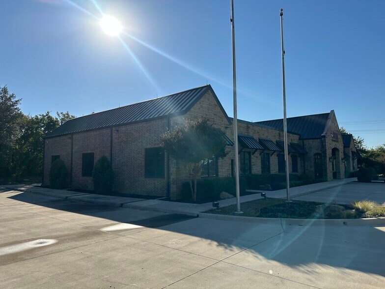 700 Katy Rd, Keller, TX à louer - Photo du bâtiment - Image 3 de 16