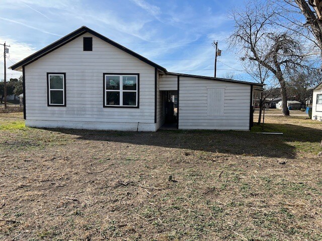 902 Bevans St., Menard, TX à vendre - Photo du bâtiment - Image 2 de 22