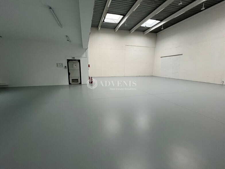 Flex in Champs-sur-Marne for lease - Interior Photo - Image 2 of 5