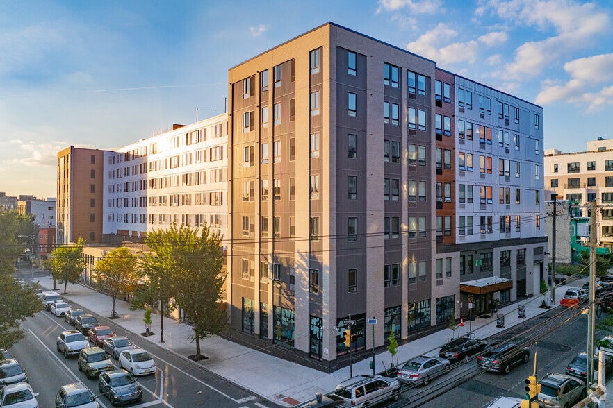 4301 Chestnut St, Philadelphia, PA for lease - Primary Photo - Image 1 of 52