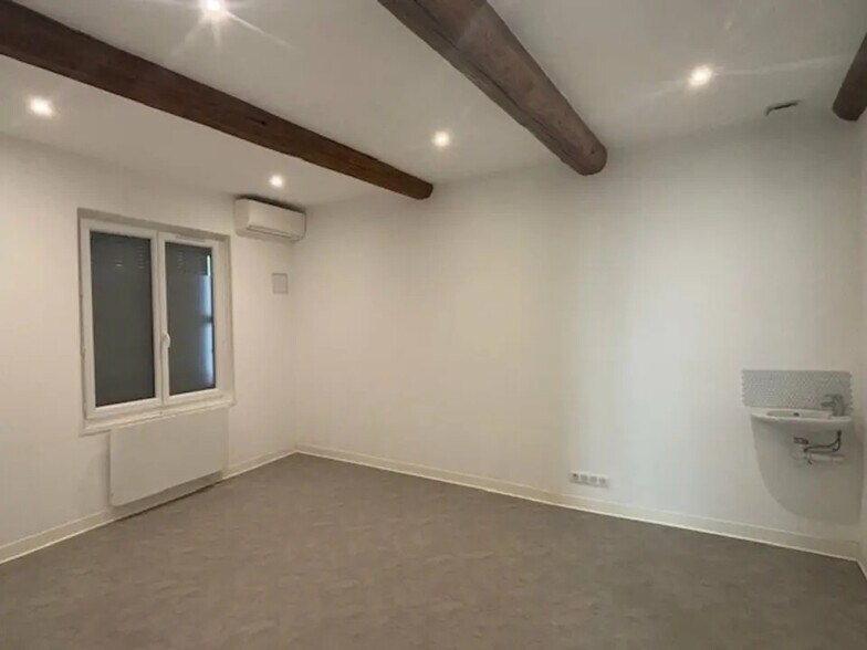 Office in Garons for lease - Building Photo - Image 3 of 4