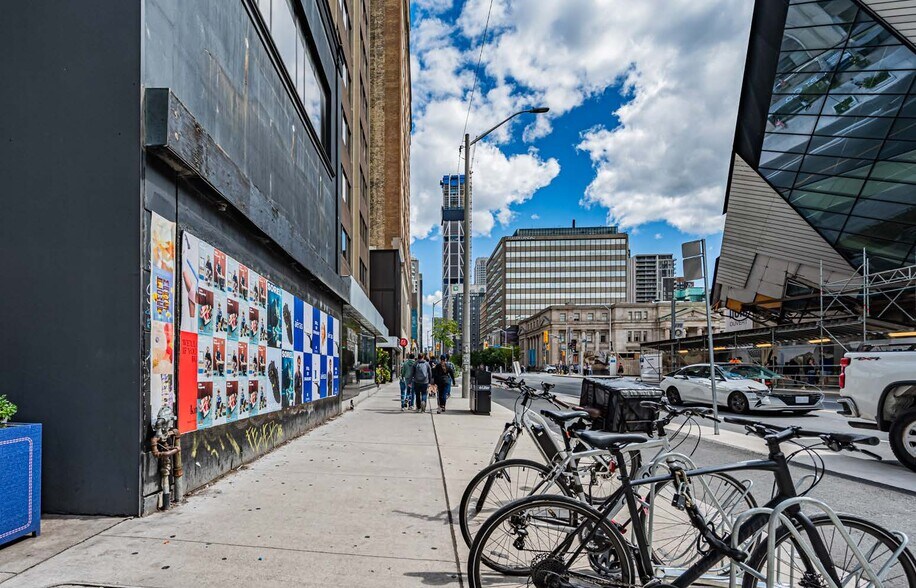 192 Bloor St W, Toronto, ON for lease - Building Photo - Image 2 of 6