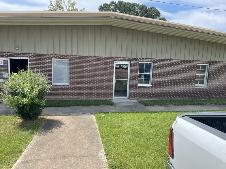 112 Riley Dr, Jackson, MS for lease - Primary Photo - Image 1 of 9