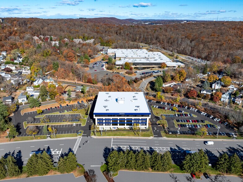 555 White Plains Rd, Tarrytown, NY à louer - Photo du bâtiment - Image 2 de 3