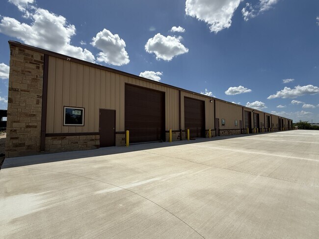 Plus de détails pour 7990 Old Bastrop Rd, New Braunfels, TX - Industriel à louer
