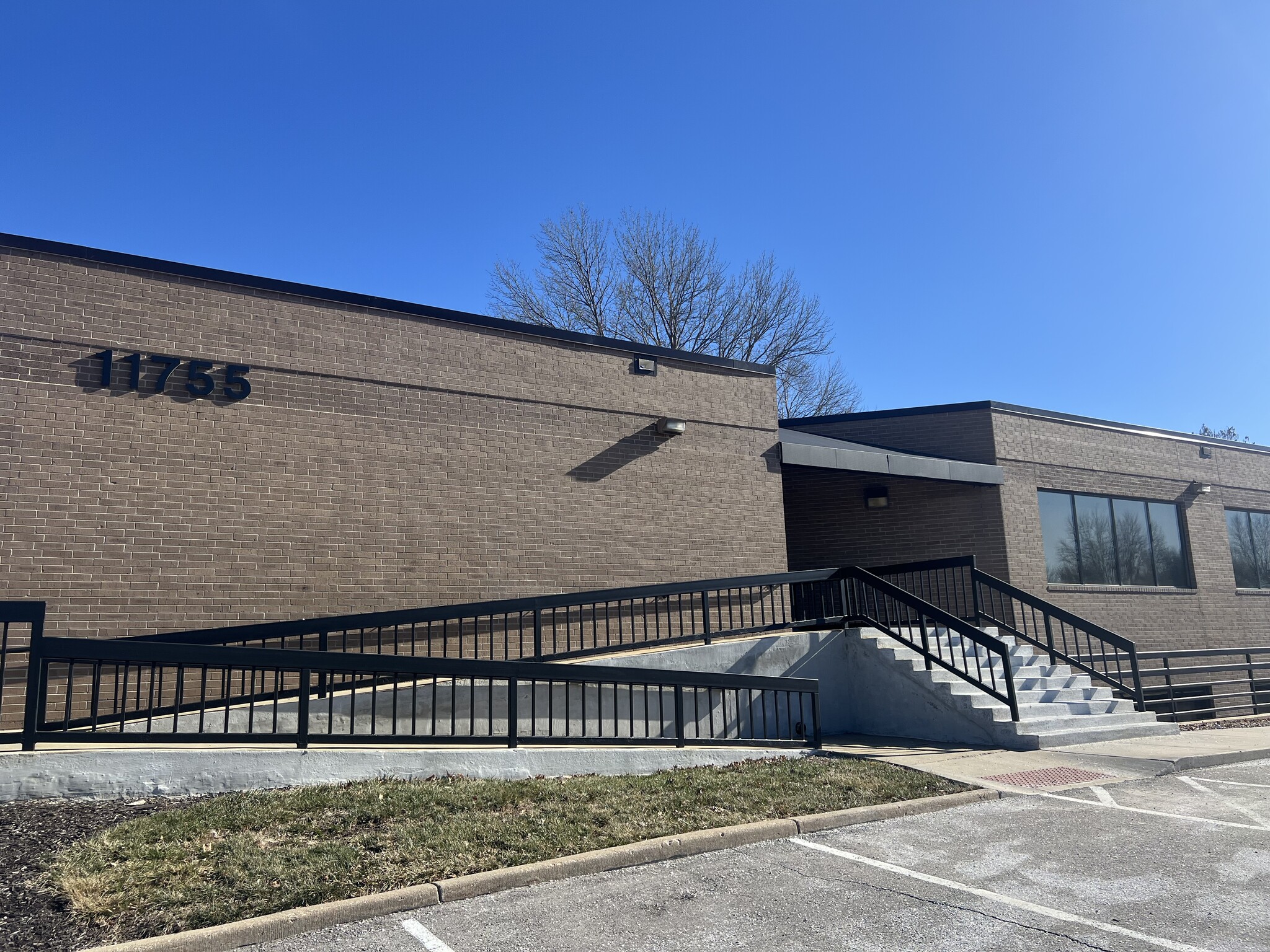 11755 W 112th St, Overland Park, KS for lease Primary Photo- Image 1 of 6