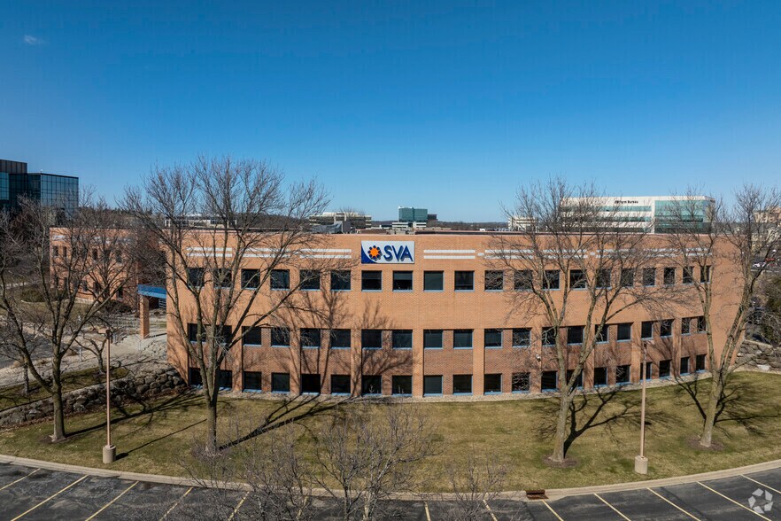 1221 John Q Hammons Dr, Madison, WI à louer - Photo du bâtiment - Image 2 de 10