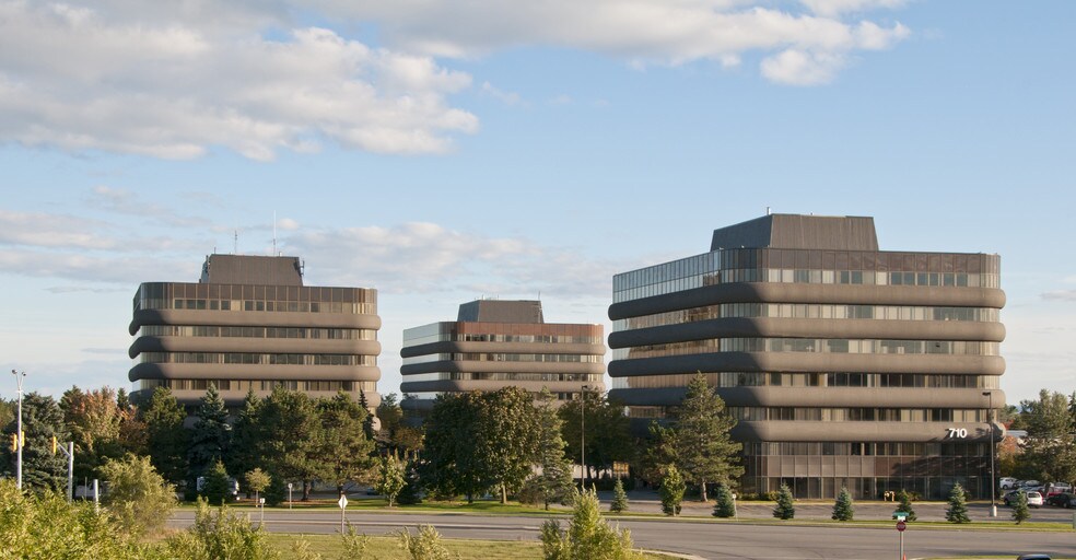 690 Dorval Dr, Oakville, ON à louer - Photo du bâtiment - Image 1 de 1