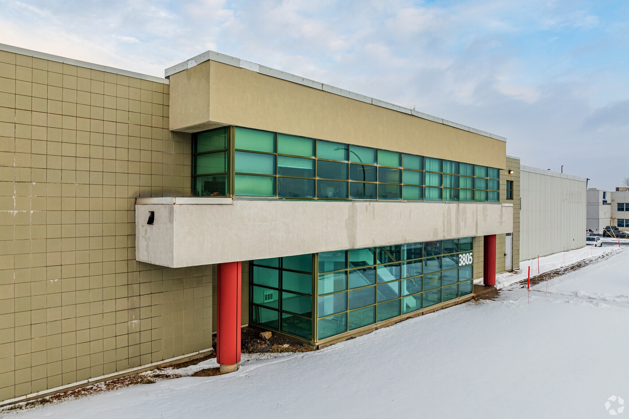 3805 Rue Dollard-Desjardins, Montréal, QC for lease Primary Photo- Image 1 of 5