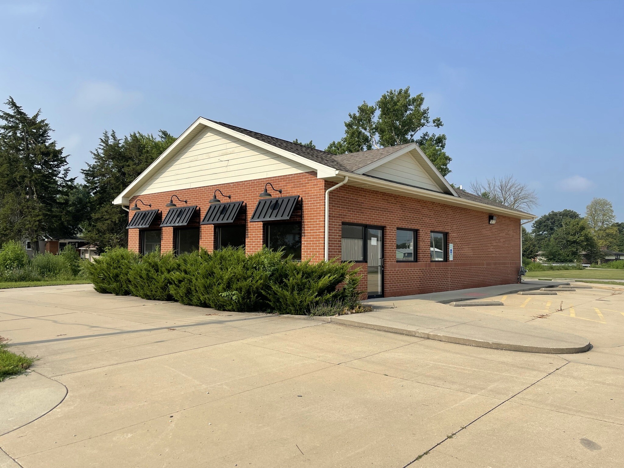 216-217 S Center St, Forrest, IL for lease Building Photo- Image 1 of 3