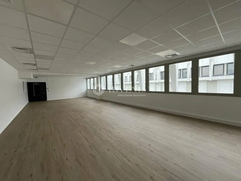 Office in Lisses for lease - Interior Photo - Image 3 of 5