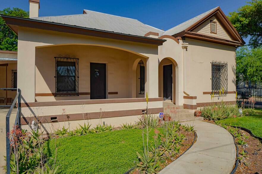 1020 Davis Ave, Laredo, TX for lease - Building Photo - Image 2 of 13