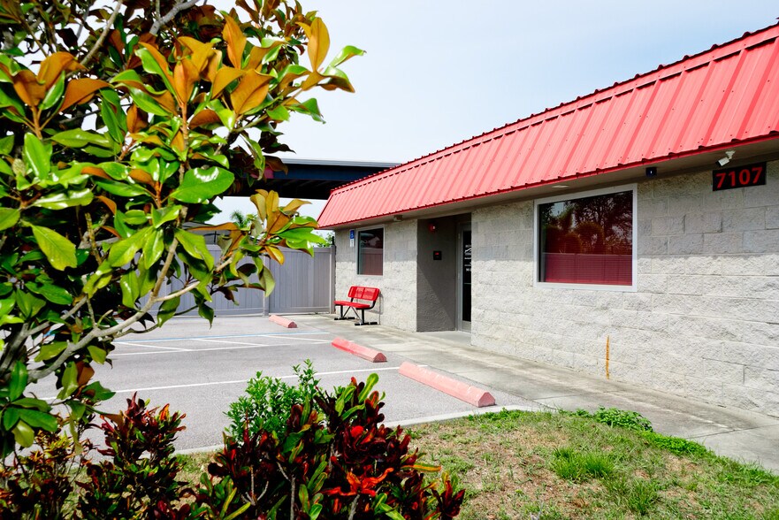 7107 24th Ct E, Sarasota, FL à vendre - Photo du bâtiment - Image 3 de 13