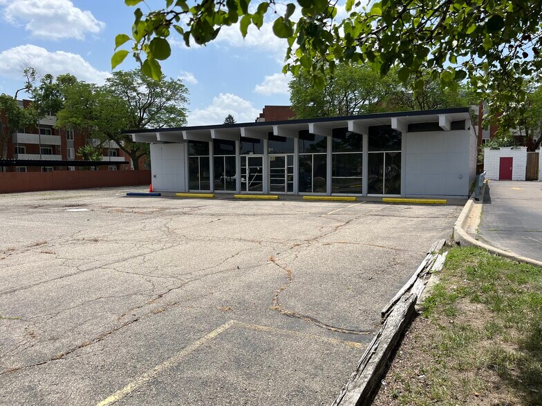 3115 W 13 Mile Rd, Royal Oak, MI à louer - Photo du bâtiment - Image 2 de 31