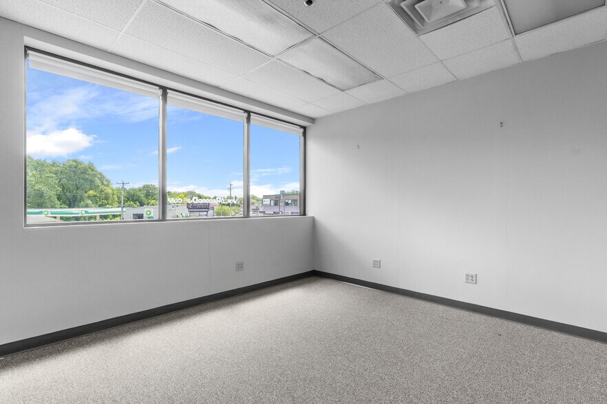 285 Central St, Leominster, MA à louer - Photo intérieure - Image 3 de 32