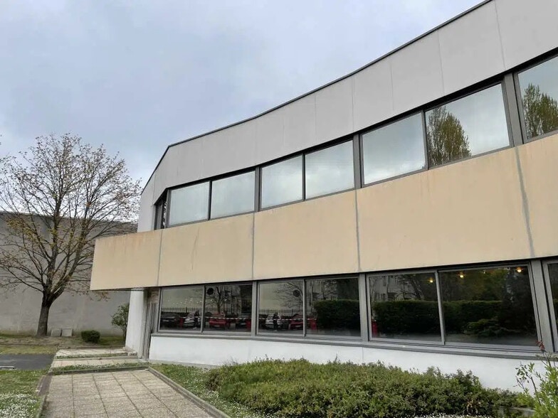 Flex in Noisy-le-Sec for lease - Building Photo - Image 1 of 8