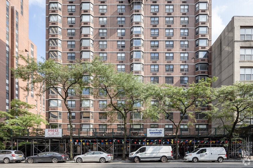 200 E 90th St, New York, NY for lease - Building Photo - Image 2 of 5