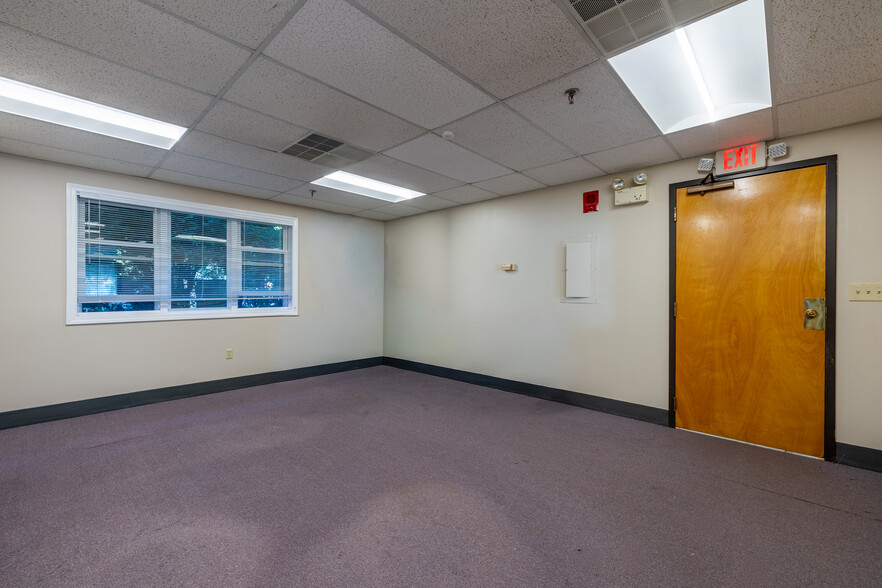 1538 Turnpike St, North Andover, MA for sale - Interior Photo - Image 2 of 31