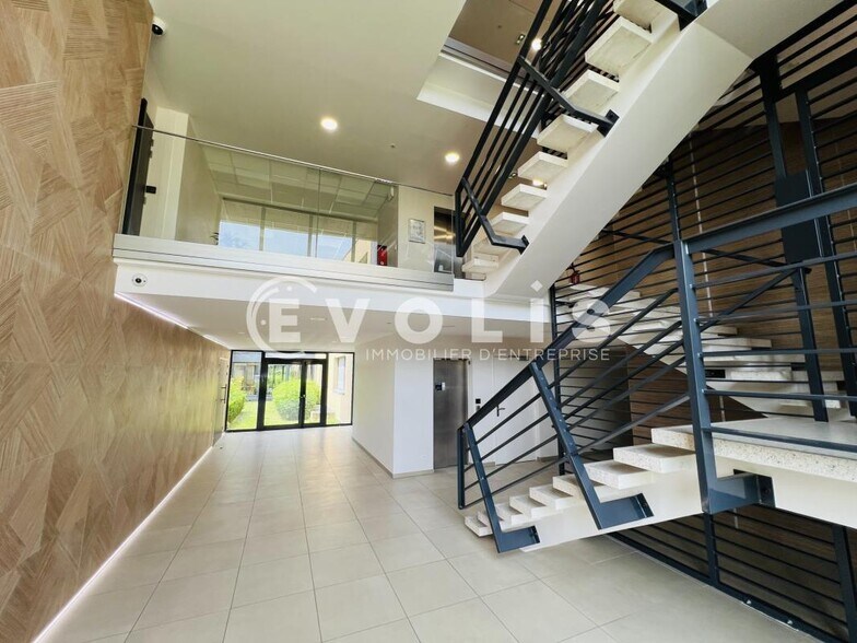 Bureau dans Champs-sur-Marne à vendre - Photo du bâtiment - Image 3 de 16