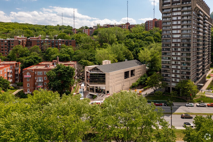 4824 Ch De La Côte-Des-Neiges, Montréal, QC for sale - Aerial - Image 2 of 2