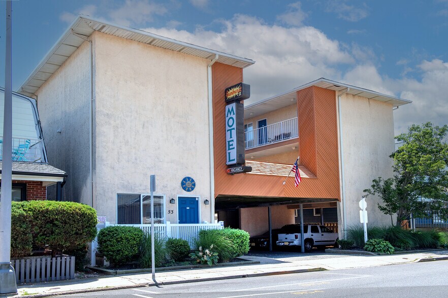 Sunburst Motel I & II portefeuille de 2 propriétés à vendre sur LoopNet.ca - Photo du bâtiment - Image 2 de 27