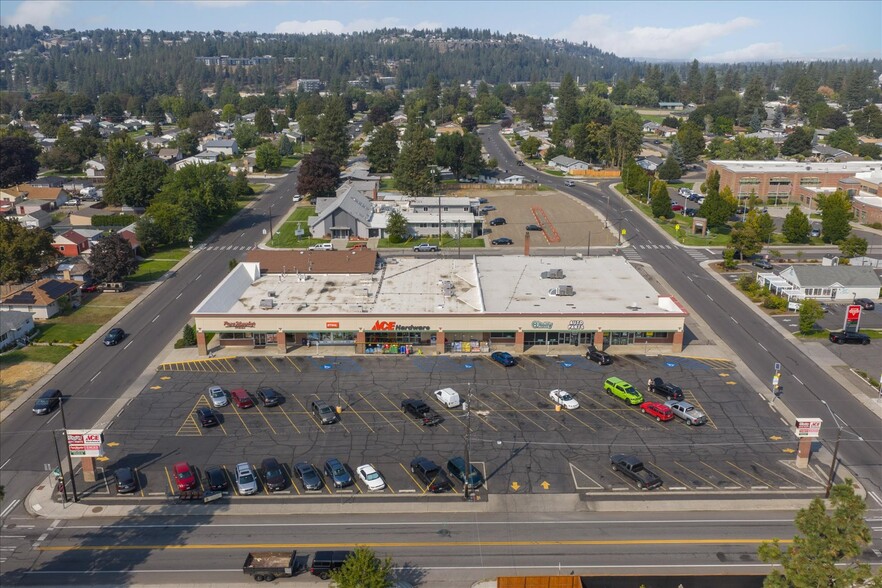 Ash & Rowan Shopping Center portfolio of 3 properties for sale on LoopNet.ca - Building Photo - Image 2 of 15