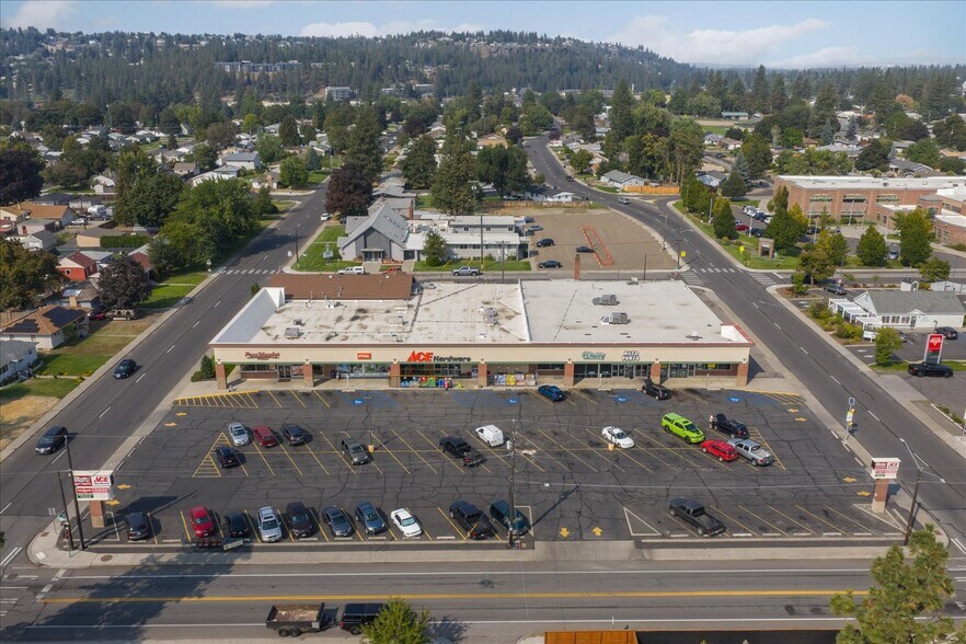 Ash & Rowan Shopping Center portefeuille de 3 propriétés à vendre sur LoopNet.ca - Photo du bâtiment - Image 2 de 15