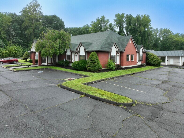 377 S Center St, Windsor Locks, CT à vendre - Photo du bâtiment - Image 2 de 5