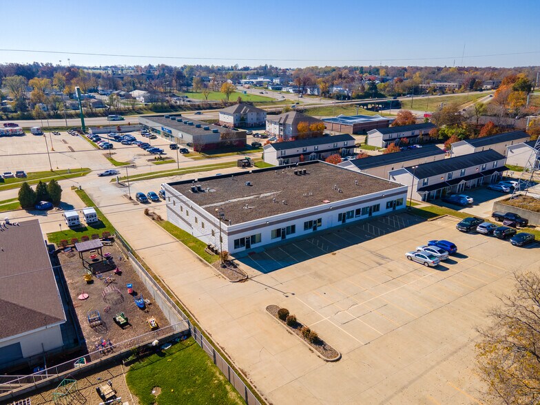 1717 R.T. Dunn Dr, Bloomington, IL à louer - Photo du bâtiment - Image 3 de 3