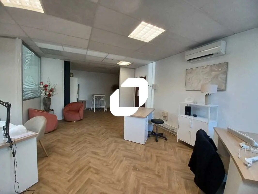 Office in Floirac for lease Building Photo- Image 1 of 19
