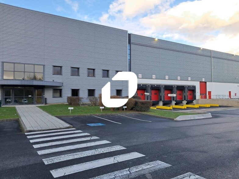 Industrial in Compans for lease - Building Photo - Image 1 of 6