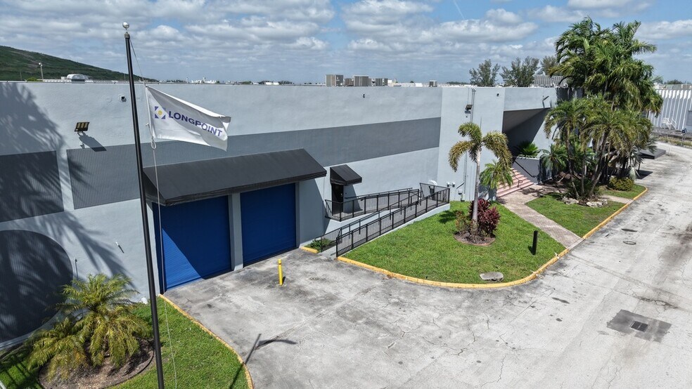 9970 NW 89th Ct, Medley, FL à louer - Photo du bâtiment - Image 3 de 16