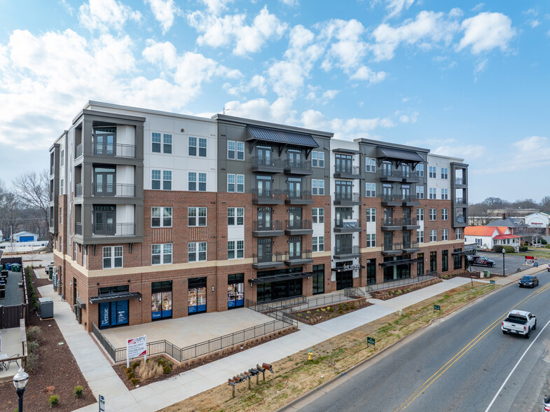 21501 Hickory St, Cornelius, NC à louer - Photo du bâtiment - Image 2 de 14