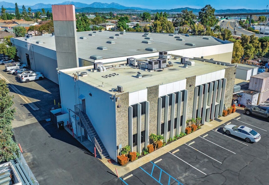 2550 E Miraloma Way, Anaheim, CA à louer - Photo du bâtiment - Image 2 de 6