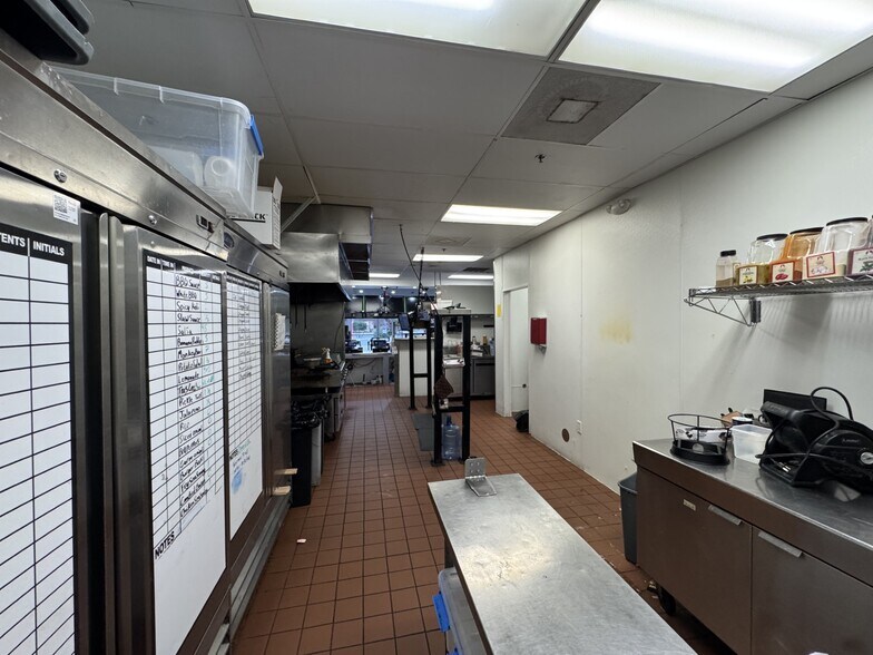 9390 Huebner Rd, San Antonio, TX à louer - Photo du bâtiment - Image 3 de 15